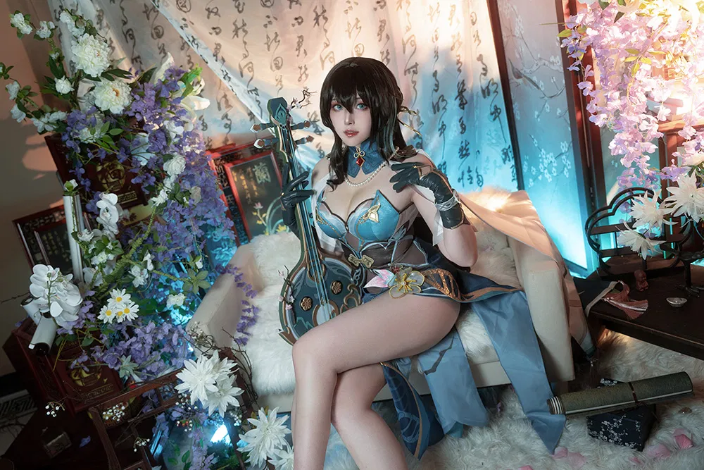 我想找Natsuko夏夏子圣诞装和卡芙卡，顺便说说在哪看